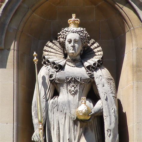 queen elizabeth statue london